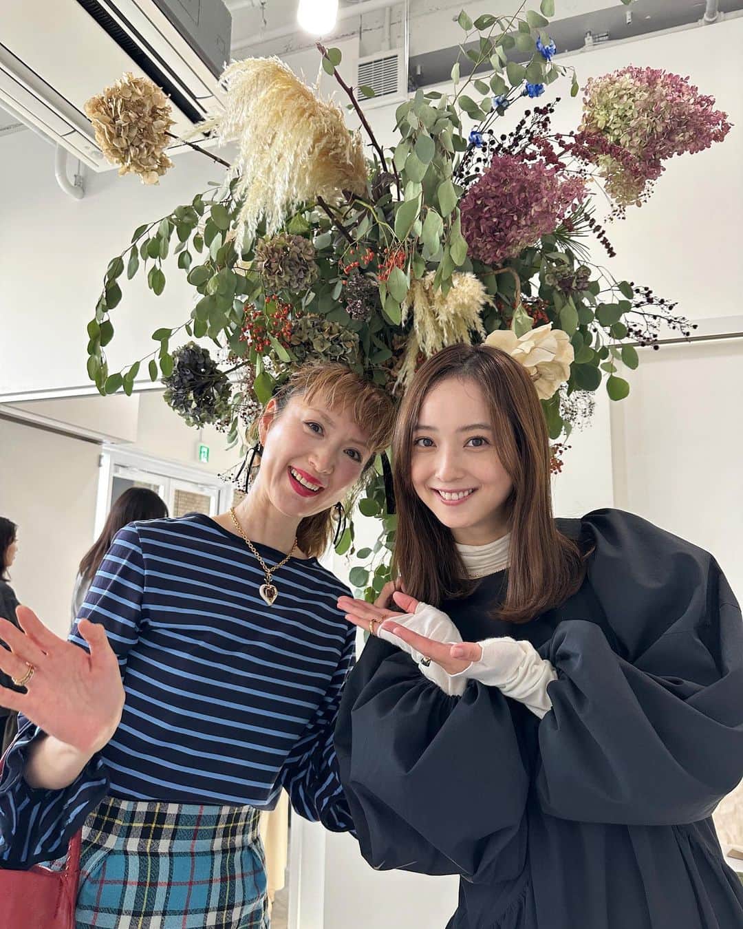 のインスタグラム：「佐々木希ちゃんのブランド @intimite_onemile ポップアップへ💕 ワンマイルウェア= お家からワンマイル(約1.6km)の距離へ行くのにちょうどいい服というコンセプト通り、楽ちんで着心地の良いお洒落なお洋服は、私の毎日のシーンで大活躍。それをよく知ってるノゾミのアドバイスを受けながらの贅沢ショッピング♪  NOZOMIプロデュースのメガネも可愛かった！コラボのヘアオイルもとっても良い香り🌿お洋服は、また着たらご紹介しますね。 iNtimitéは、笑顔いっぱいで迎えてくれる希ちゃんと、華やかに飾られたお花で迎えてくれて、いつも帰り道ハッピーな気持ちに💐  代官山アドレスでのポップアップは日曜日まで開催しているそうですので、皆さまも是非♪  @nozomisasaki_official」
