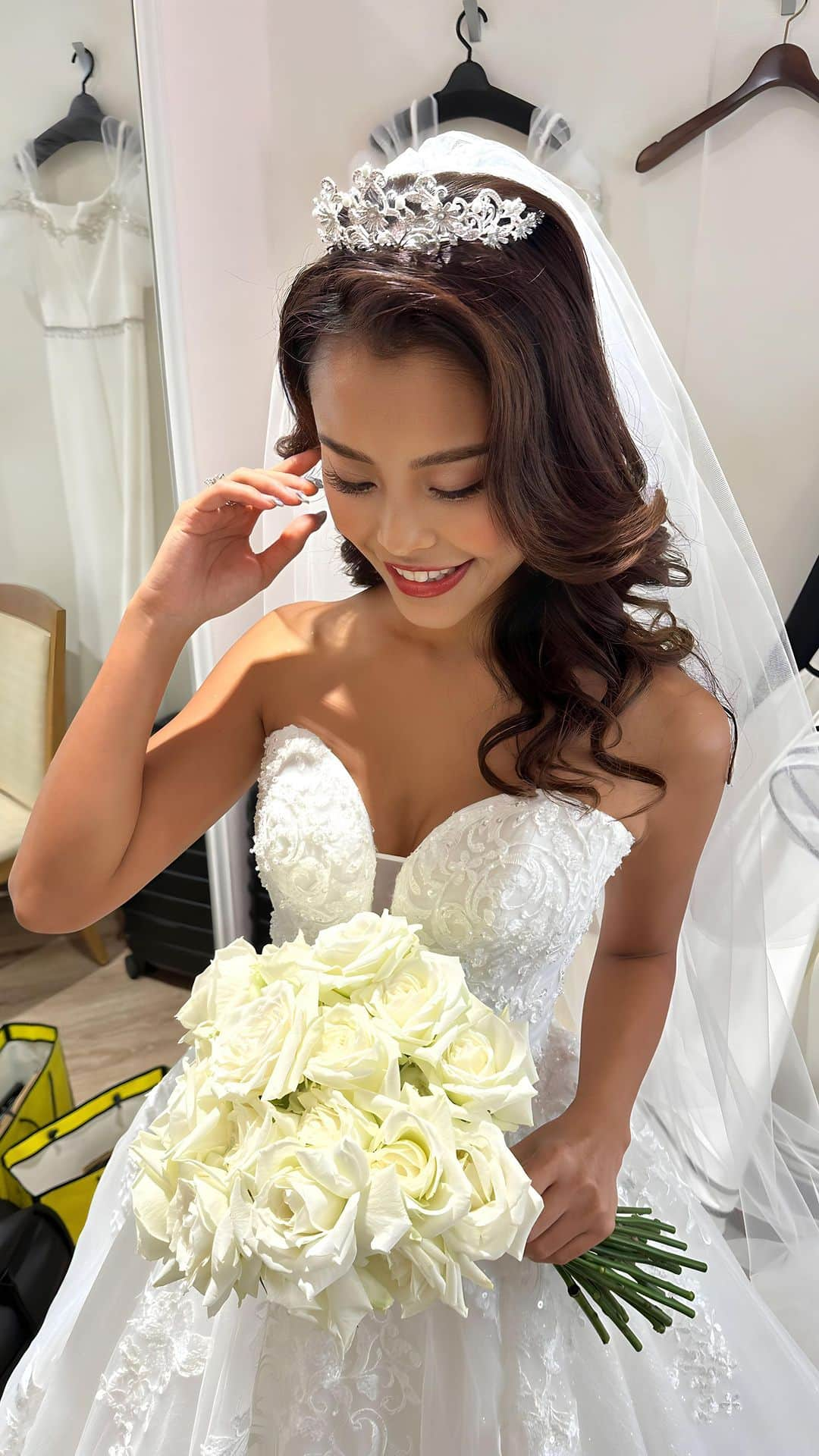 吉井香奈恵のインスタグラム：「My wedding dress and bouquet🤍🌹  挙式スタイル👰🏽‍♀️🤍 @nicolemilanoofficial  胸元がセクシーで、刺繍とラメが入ってて 色っぽくゴージャスだけど可愛さもあって めちゃくちゃお気に入りでした😭✨✨  1着目ヘアスタイルはみんなアップにしがちだけど 私はあえてのダウンスタイルにベールで より海外感を出してみたよ〜👰🏽‍♀🤍🤍  ブーケはWhite Rose🌹✨ この日のために大切に育ててくださりました🫶🏽 Thank you @ba.flower_seki   💄hair and make @ba.hairmake_maru  💒 @wedding_anaictokyo  #結婚式 #挙式 #ウェディングドレス #ブーケ #ホテルウェディング #花嫁ヘア #weddingdress #bouquet #hotelwedding」