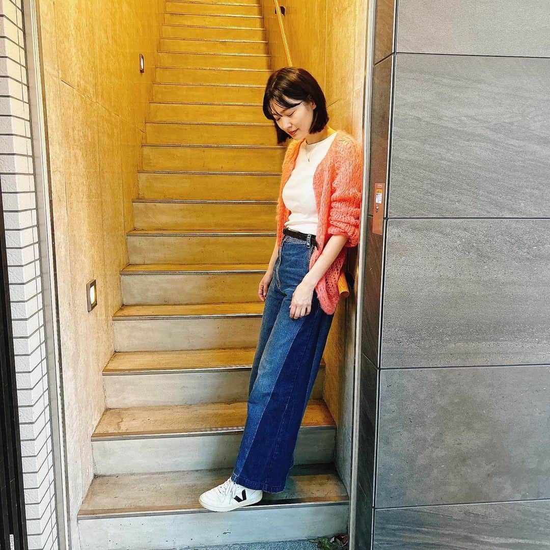 森貴美子のインスタグラム：「今日もタンクトップ＋モヘアニット。 @maiamiberlin のニットはふわっとしているのにとっても暖かい❤️🫧  ニット @maiamiberlin  スニーカー @veja」