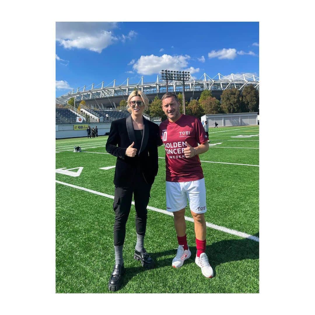 ROLANDのインスタグラム：「- - I was very, very happy to meet him. Francesco is literally a legend and a superstar to me. When I was young, I loved everything he did.  I was copying the way he put on his socks. That's how much I liked him!  thank you Francesco⚽️ - #Francescototti  #Roland」