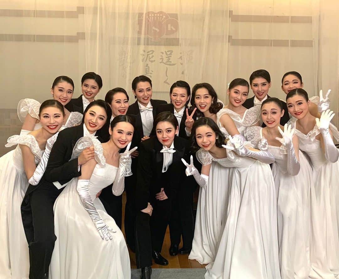 清水くるみのインスタグラム：「朝ドラ「 #ブギウギ 」ありがとうございました！  わたしは梅丸に残るので、東京編は出ませんが🥲 スズ子と秋山！がんばってなー😁👋」