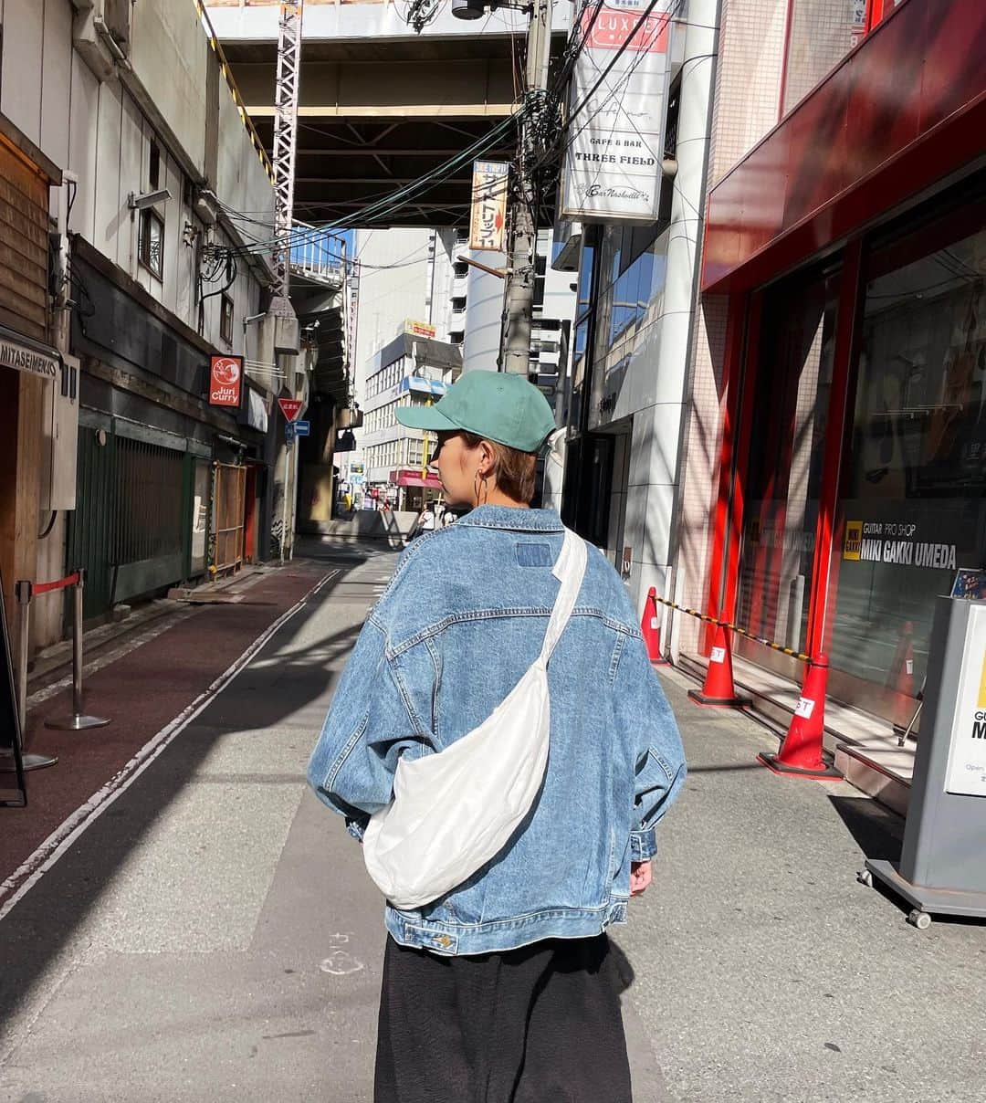 ungrid_maiさんのインスタグラム写真 - (ungrid_maiInstagram)「Gジャン着回し🍂 メンズサイズくらいのゆるさがいい。  3連休初日暑すぎてタンク引っ張り出したけど 朝昼晩の気温差クリアできた🩷  来週からはニットと重ねることになるかな🧶😋  ママコーデ更新中🔻 ☞ @mai_fukumoto_」11月3日 20時00分 - mai_fukumoto_
