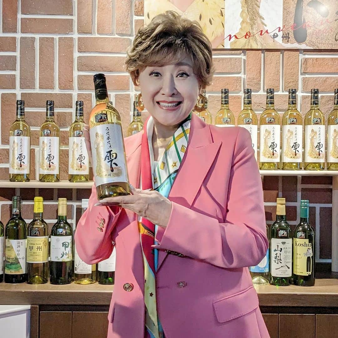 小林幸子のインスタグラム：「今日は勝沼ぶどうの丘にて、甲州ヌーボー解禁🍷 🍾かつぬま新酒ワインまつり🍾に伺いました‼️  なんと、🍇さっちゃん葡萄園🍇のぶどうで作られた、私のワイン  ✨ラスボスの雫✨  も、本日初お披露目、そして販売スタートいたしました👏  今年の2月に剪定し、9月に収穫した甲州ぶどうが、ワインとなりました。きりっと辛口の美味しいワインになりました！美味しい❤  限定1000本の販売‼️ ぶとうの丘とファンクラブ限定サイトでのみ、購入できます。  ぜひぜひ、ゲットしてね✨  ちなみに、ラベルの雫の文字は、私が書きました😄  #sachikokobayashi  #小林幸子  #山梨ヌーボー  #本日解禁  #ラスボスの雫  #限定1000本  #ぶどうの丘  #シャトー勝沼  #初めての私のワインできました」