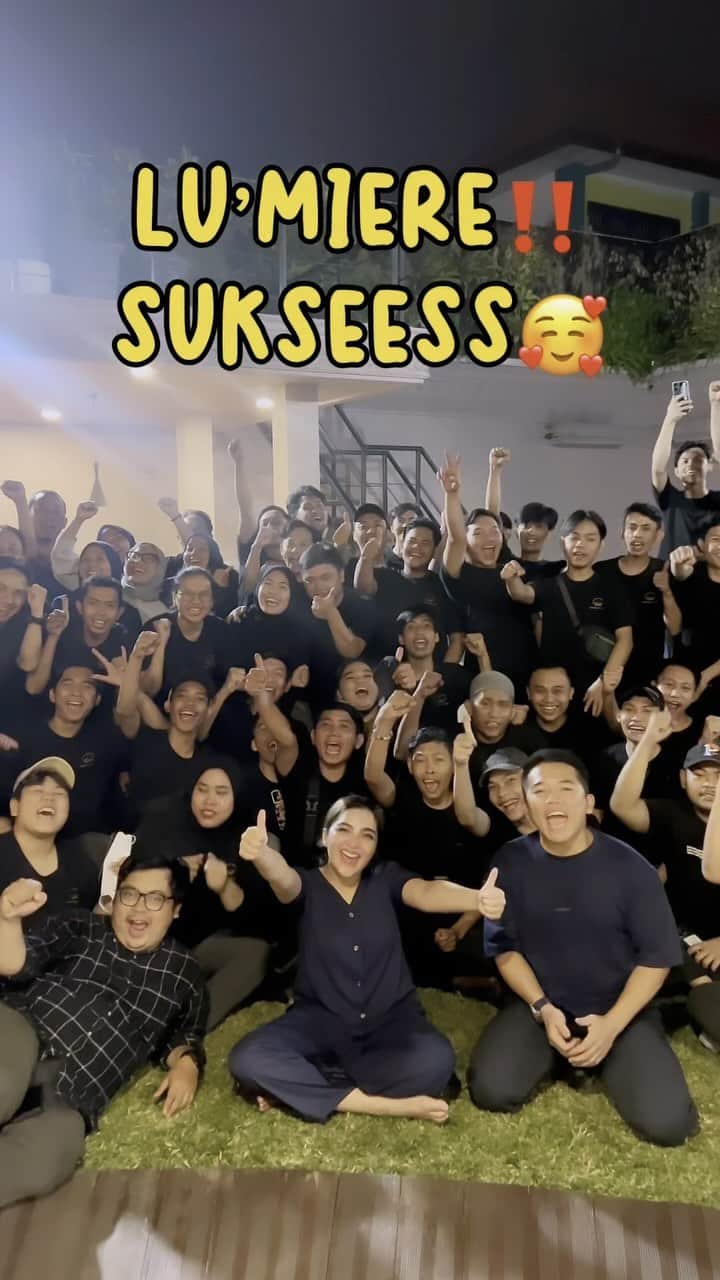 のインスタグラム：「Apalah @lumiere.pusat tanpa mereka😀  makasih temen2 team @lumiere.pusat bagian Central Kitchen untuk kerja keras nya dan sayang nya buat kita dan @lumiere.pusat  Kita buka 2 bulan sebelum Pandemi, dan Alhamdulillah sampai hari ini..  tetep semangat yaa team kesayangan ku🙏😍  Dan makan malam kita special banget nih guys, aku ajak mereka makan malam makanan yg enak2 banget dari @teppanku dan @kambingguling.ku」