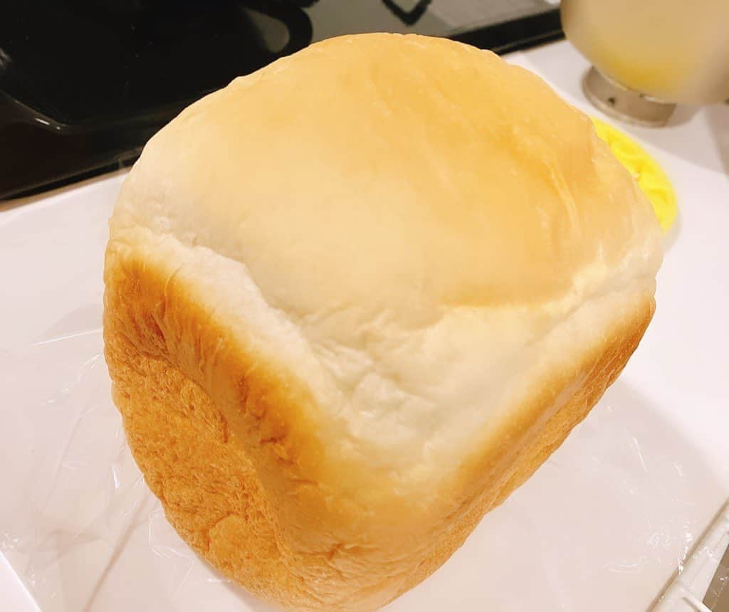 夏目樹里のインスタグラム：「今日もかわいい🍞が焼けた😋 コロコロふかふか〜日々の癒し〜😋  ↓好きな材料だけで作れるのも最高👍 強力粉（ふるさと納税🙏） ココナッツオイル 浄水 オリゴ糖 海塩 ドライイースト  #パン作り #ホームベーカリー」