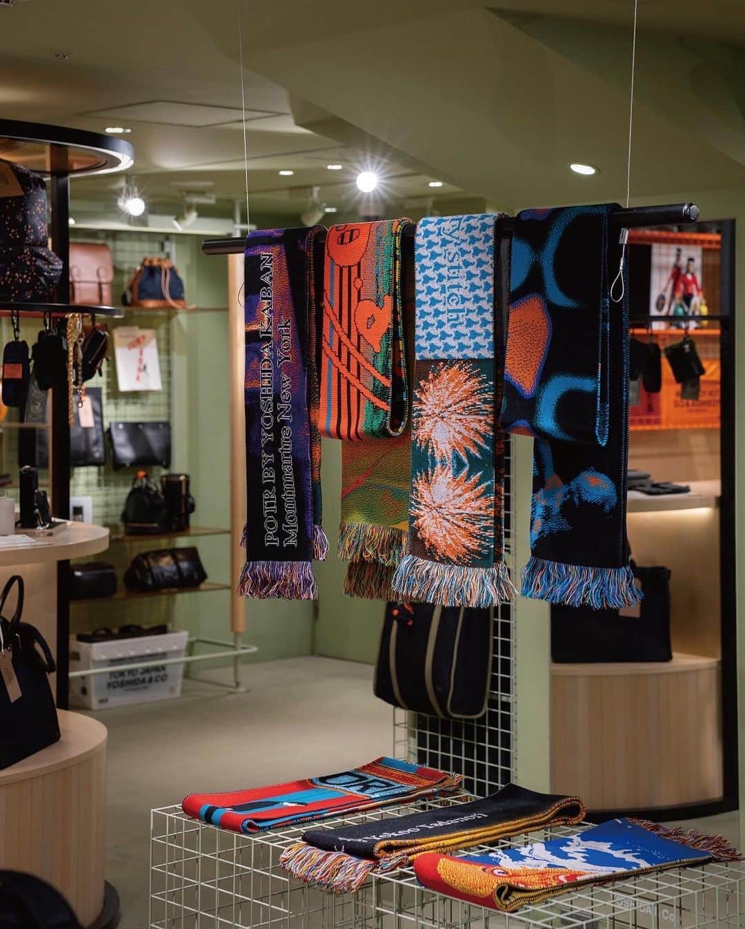 のインスタグラム：「⁡ Montmartre New York × POTRの発売を記念したイベントを下記店舗にて開催します。 ⁡ ＜開催期間＞ 2023年11月2日（木）～13日（月） ＜開催店舗＞ PORTER STAND（新宿・京都） 「Montmartre New York TRUNK SHOW」by PORTER STAND ⁡ POTR 名古屋 「Montmartre New York POP UP CORNER」＠POTR NAGOYA ⁡ 「Montmartre New York」の多彩なスカーフの中から異なる柄を組み合わせてポケットやメインの素材として採用したバッグと、POTRオリジナルデザインのスカーフを含むスペシャルコレクションを発売します。 ⁡ ぜひこの機会にお立ち寄りください。 スタッフ一同、皆様のご来店を心よりお待ちしております。 ⁡ #potr #onestitchforlife #ピーオーティーアール #yohsidakaban #吉田カバン #montmartrenewyork #モンマルトルニューヨーク」