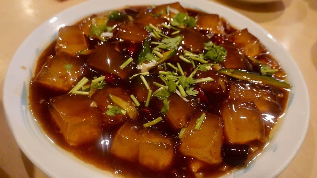 IKKO’S FILMSさんのインスタグラム写真 - (IKKO’S FILMSInstagram)「中国山西省は麺料理発祥の地とされ、200種類以上の麺料理があると言われている。  そんな中国山西省の郷土料理を提供している都内でも 唯一とも言われているお店がここ「山西亭」。  山西省と言えば、中国五大麺のひとつ「刀削麺」が有名だけど他に何が思いつく？と言われると困る。 ということで早速訪問。　  麻婆豆腐豆腐の豆腐は絹ごし豆腐。 かなり塩辛い。豆板醤強め。まさにご飯のおかず麻婆豆腐だ。辛さや連れは弱め。  山西凉粉炒めはじゃが芋のデンプンで作った山西省の郷土料理。 黒酢の料理が多い山西省。こちらも黒酢で味付けされてます。 トゥルントゥルンの食感楽しい澱粉質。  猫耳麺の五彩炒めはまるで猫耳の様な形をした小麦料理。いわゆるイタリアンで言うとパスタ。 モチッとした食感がこれまた新食感。  まだまだ食べたいところだけど二軒目なのでこの辺で。  #山西亭 #山西省 #東新宿 #中華」11月3日 17時03分 - ikkos_films