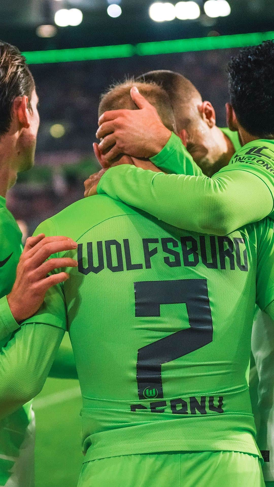 VfLヴォルフスブルクのインスタグラム：「Das Tor zum Achtelfinale! 🏆🐺🔥  #wobrbl #wölferadio #immernurdu #vflwolfsburg #arbeit #fussball #leidenschaft #immer_hungrig #wolves #🐺」