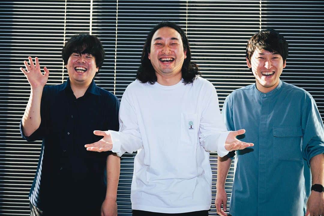のインスタグラム：「今日は宮下草薙さんデー！ 11月3日(金) 『かが屋の鶴の間』 23:30~(RCCラジオ) ゲスト宮下草薙さん  『宮下草薙の15分』 26:45~(文化放送) ゲストかが屋※26時からYouTubeで生配信も  鶴の間もう収録したのですが本当にあっという間でした！26時から生配信あって26時45分からラジオ15分生放送です！深夜2:45から15分の生放送してるのいかつすぎ！よろしくお願い致します！お互い放送200回記念おめでとうございます！」
