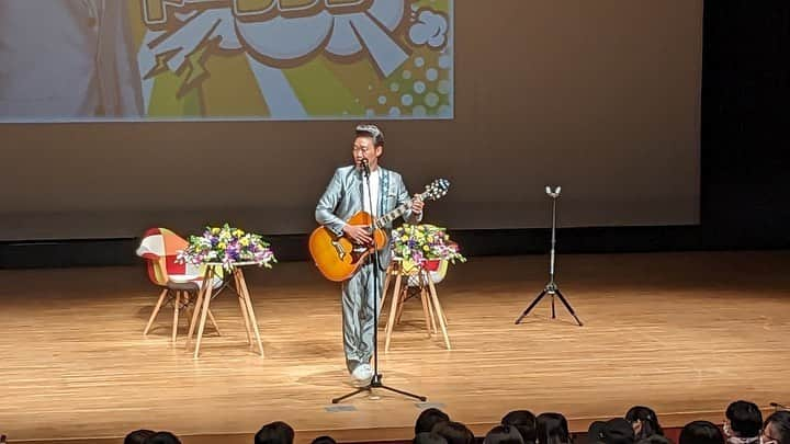 みやぞんのインスタグラム：「福島講演会こむこむ館😆👍  最高に楽しかったです✨  一部と二部も大盛り上がりでした😊  1時間喋りっぱなしで、あっという間でした！上手くいく考え方を伝えられて本望です🥹  人数の関係で抽選で外れちゃった方違う場所でもやるのでまた来てくださいね👍✨ お越し頂いた皆様感謝いたします☺️  #笑顔でいてね　#いれたらね #陰口言わないように　#相当運悪くなります #全ては運　#運のあげ方伝えました #二瓶アナウンサーが素敵で気楽で楽しかった #ありがとうございます」