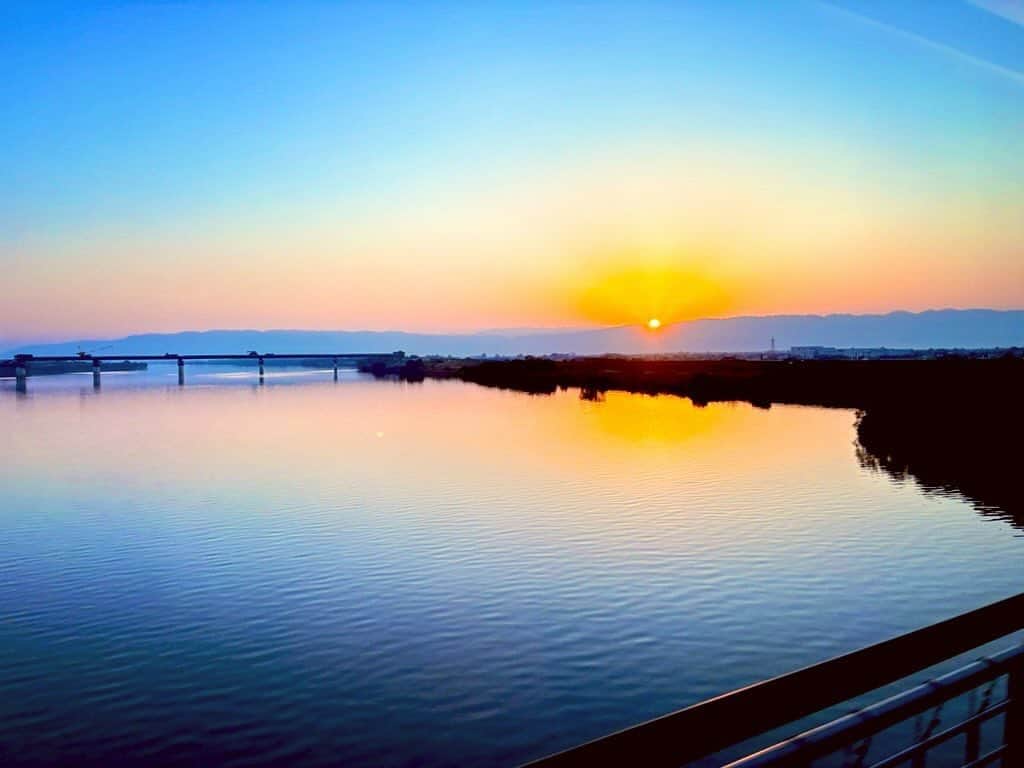 新子景視のインスタグラム：「新幹線から奇跡的な一枚撮れました🌅」