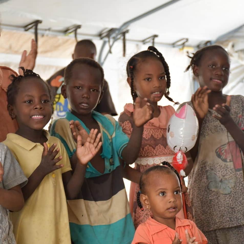 unicefのインスタグラム：「Continuous violence in Sudan is putting the health and well-being of 24 million children at risk.  - Nearly 3 million children have been displaced. - Without urgent action, over 19 million children will miss out on school this year. - Tens of thousands of children will be on the brink of death before the year ends.  UNICEF is staying and delivering - but to reach every child, we need your urgent support. Donate today and help save lives. Link in bio.  © UNICEF/UNI432477/Mohamed © UNICEF/UNI427313/Awad © UNICEF/UNI430083/UNI430082/Mohamdeen」