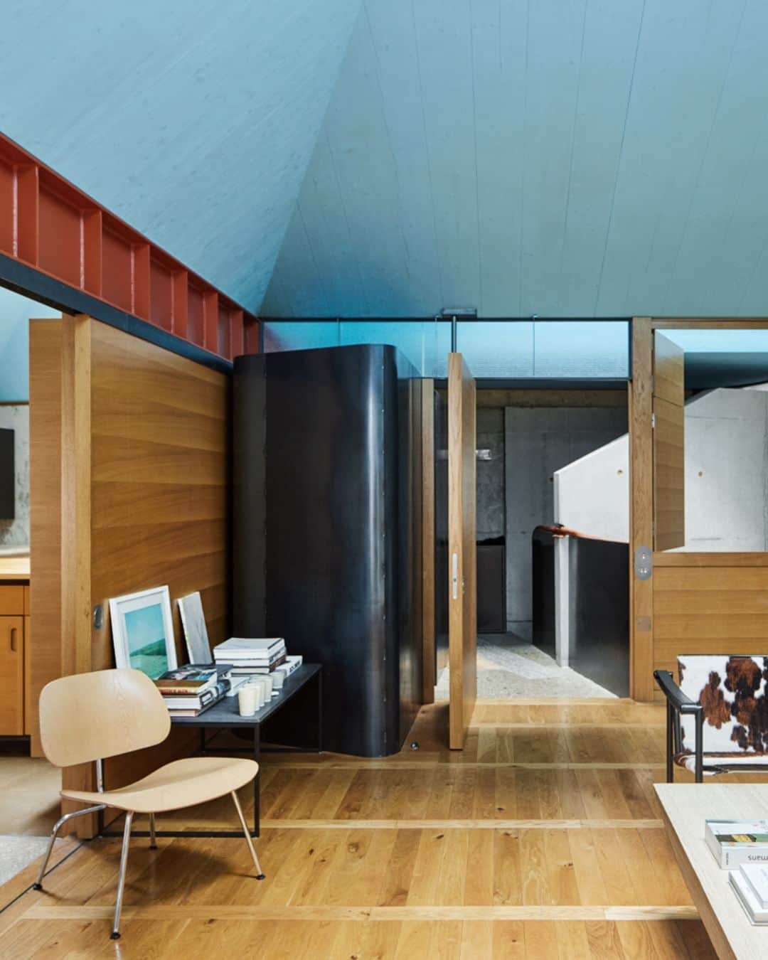 The Modern Houseのインスタグラム：「#forsale Rare Find: a captivating, double-height home by award-winning architectural educator and designer Peter Salter.   Follow the link in bio for the sales listing.  Walmer Yard, London W11」