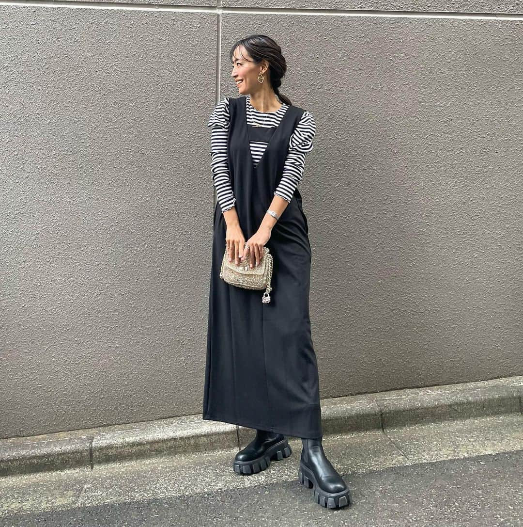 ayuuu_mamさんのインスタグラム写真 - (ayuuu_mamInstagram)「ワンピースCODE🖤  前後で着用可能な万能ワンピース😍 @uleula.official   程よくストレートなスカートのシルエットも脚長効果と着痩せ効果抜群✨  インナー次第で一年中着られるのも嬉しい🖤  足元はトレンドのゴツめブーツをチラッとさせるのがポイントです🥰  ZOZOでSALEも開催中♡  ・  ・  #uleula #ウルア #ジャンパースカート #ワンピース #zozotown #zozotownおすすめブランド #今日のコーデ #シンプルコーデ #モノトーンコーデ #黒ワンピース #マキシワンピ #ボリューム袖 #anteprima #大人可愛い #あゆまむコーデ #30代コーデ #ママコーデ #30代ママコーデ #maisonvalentino」11月3日 17時00分 - ayuuu_mam