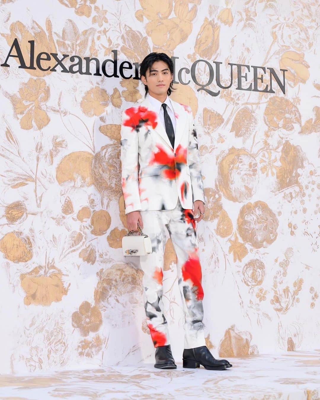 大平修蔵のインスタグラム：「Alexander McQueen 🇰🇷  @alexandermcqueen   #mcqueenpress24   #seeninmcqueen」