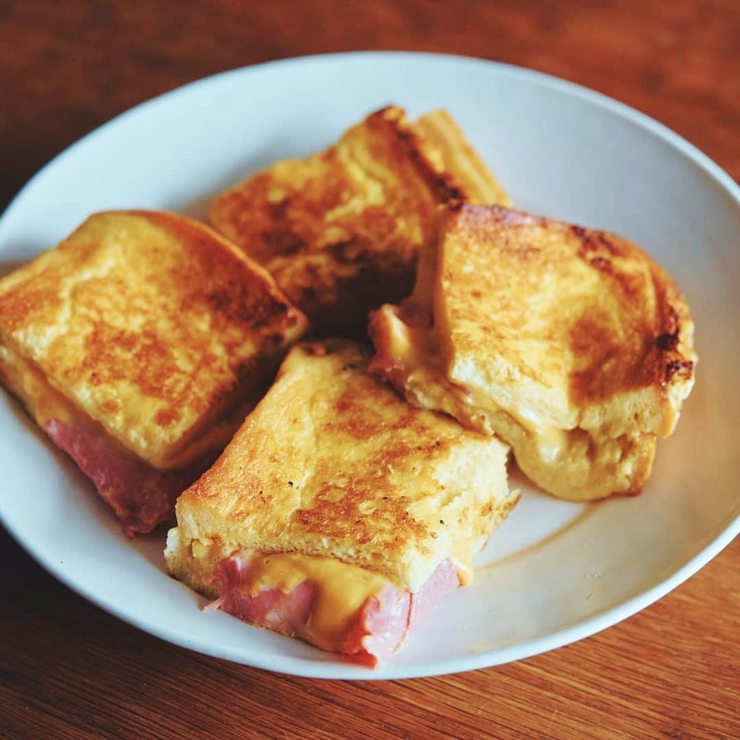 北欧、暮らしの道具店さんのインスタグラム写真 - (北欧、暮らしの道具店Instagram)「【簡単　週末の朝ごはん】チーズと生ハムの絶妙な塩加減が◎　ゆったりな休日に食べたい《豆乳クロックムッシュ》  - - - - - - - - - - - - - - - - -   連休に作りたい朝ごはんを 提案してくれたのは、 料理家のminokamo（みのかも）さん。  卵液につけたパンを カリッと焼きあげるクロックムッシュは、 ちょっぴり時間のある休日朝ごはんに◎  冷蔵庫によくあるものをベースに、 いつもとはちょっとだけ違ったアレンジで 特別な気分が味わえますよ。  ———————————————————— チーズがとろけるまで焦らず待つのがコツ 豆乳クロックムッシュ ————————————————————  【材料（1人分）】 ・8枚切り食パン…2枚 ・豆乳…150cc ・卵…1個 ・生ハム…2枚 ・スライスチーズ…2枚 ・黒胡椒…少々  【作り方】  ❶豆乳、卵、黒胡椒を混ぜて卵液を作り、 食パン2枚とともにビニール袋に入れて10分ほどひたす。 途中で表裏をひっくり返すと 両面に卵液がしみ込みやすくなりますよ。  ❷フライパンにオリーブオイル（分量外）を熱し、 食パン、スライスチーズ、生ハム、 スライスチーズ、食パンの順に重ねる。  この時、パン全体が完全に卵液にしみこんでいなくても問題なし。 よりしみ込んでいる方を外側にします。  ❸ふたをして弱火で1分。チーズがとろけるのをじっくり待つ  ❹好みの焼き色がついたら裏返し、もう一度ふたをして1分焼く。  反対側にも焼き色をつけて火を止め、 ふたをしたままさらに1分置いてなじませる。  ❺4つにカットして出来上がり。 ————————————————————  甘くない卵液にひたした食パンは、 なめらかでとろけるようなやわらかさ。  チーズと生ハムを入れることで、 絶妙な塩加減に仕上がります。  チーズは濃厚なチェダーがあれば ぜひ試してみてくださいね。  #food#foodstagram#レシピ#朝ごはん#ごはん#簡単朝ごはん#クロックムッシュ#料理#minokamo　さん#暮らしを楽しむ#日々の暮らし#北欧#暮らし#北欧暮らしの道具店」11月3日 17時01分 - hokuoh_kurashi