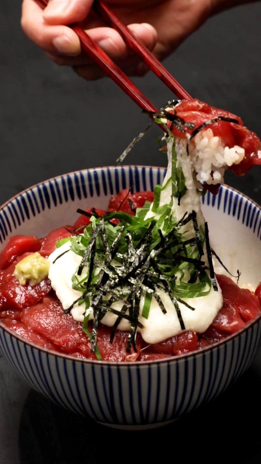 Tasty Japanのインスタグラム：「@tastyjapan 👈他のレシピもチェック！ 【マグロの濃厚な赤身がたまらん！】スプーンで削ぎとる中落ち丼    レシピが知りたい方はプロフィールのリンクをクリックしてね♪   === ㅤㅤㅤㅤㅤㅤㅤㅤㅤㅤㅤㅤㅤ Tuna ‘NAKAOCHI’ Don Servings: 2 ㅤㅤㅤㅤㅤㅤㅤㅤㅤㅤㅤㅤㅤ INGREDIENTS 1kg tuna NAKAOCHI with bones  ㅤㅤㅤㅤㅤㅤㅤㅤㅤㅤㅤㅤㅤ A  2 tablespoons soy sauce  1 tablespoon sake  1 tablespoon mirin ㅤㅤㅤㅤㅤㅤㅤㅤㅤㅤㅤㅤㅤ 2 bowls steamed rice 2 perilla leaves Some dried seaweeds flakes Some grated yam (tororo) Some wasabi ㅤㅤㅤㅤㅤㅤㅤㅤㅤㅤㅤㅤㅤ PREPARATION 1. Scrape the tuna meat off the bones . 2. Bring a pot of A to a boil. Let cool. 3. Place (1) in a bowl. Pour (2) over and marinate for 5 minutes. 4. Chop perilla leaves. Grate the wasabi. 5. Put (3) on top of the rice in a bowl. Pour some tororo over. Add chopped perilla leaves, grated wasabi, seaweed flakes, and sesame seeds on top. 6. Enjoy! ㅤㅤㅤㅤㅤㅤㅤㅤㅤㅤㅤㅤㅤ #tastyjapan #まぐろ中落ち #中落ち丼 #まぐろ丼」