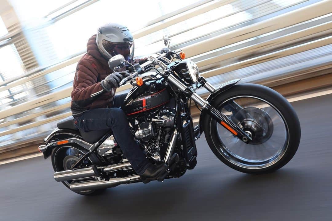 Harley-Davidson Japanさんのインスタグラム写真 - (Harley-Davidson JapanInstagram)「2023年「ブレイクアウト」 リアフェンダーサポート、サイドカバー、マフラーシールド、シグナル、ミラー等には眩いばかりのクローム仕上げが施され、26本スポークのキャストアルミホイールは細部を加工した光沢ブラックで仕上げられています。新しいハンドルバーライザーとポリッシュ仕上げのステンレス製ハンドルバーは、従来モデルよりポジションが3/4インチ高くなり、ライダーの操作性が向上しました  https://www.h-d.com/jp/ja/motorcycles/breakout.html  #ハーレーダビッドソン #HarleyDavidson #UnitedWeRide #BREAKOUT #ブレイクアウト」11月3日 17時01分 - harleydavidsonjapan