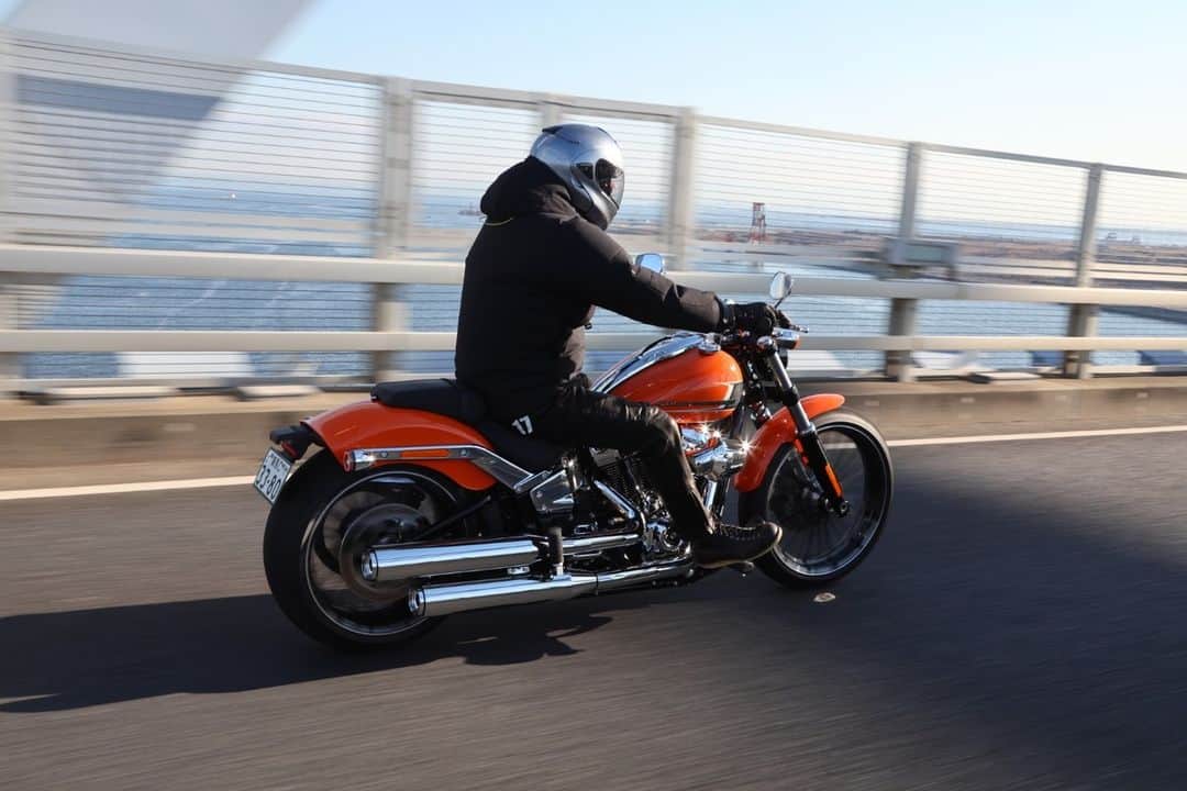 Harley-Davidson Japanさんのインスタグラム写真 - (Harley-Davidson JapanInstagram)「2023年「ブレイクアウト」 リアフェンダーサポート、サイドカバー、マフラーシールド、シグナル、ミラー等には眩いばかりのクローム仕上げが施され、26本スポークのキャストアルミホイールは細部を加工した光沢ブラックで仕上げられています。新しいハンドルバーライザーとポリッシュ仕上げのステンレス製ハンドルバーは、従来モデルよりポジションが3/4インチ高くなり、ライダーの操作性が向上しました  https://www.h-d.com/jp/ja/motorcycles/breakout.html  #ハーレーダビッドソン #HarleyDavidson #UnitedWeRide #BREAKOUT #ブレイクアウト」11月3日 17時01分 - harleydavidsonjapan
