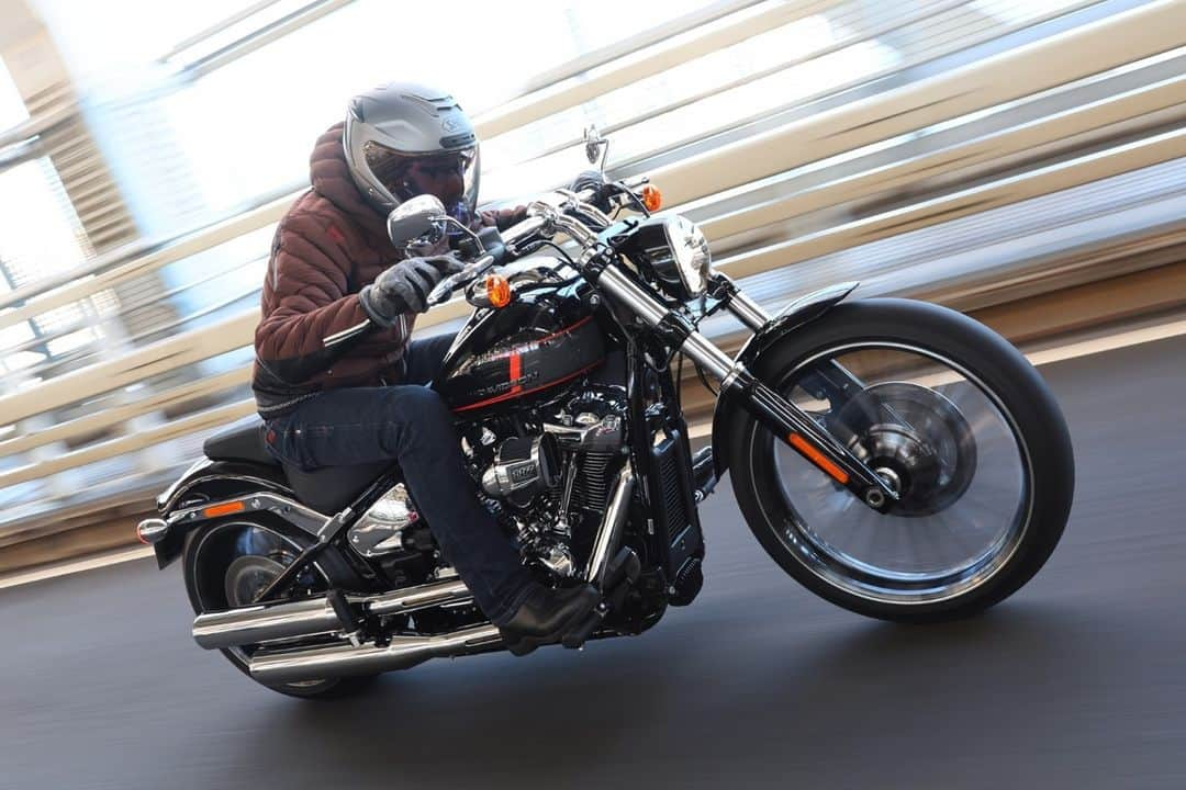 Harley-Davidson Japanのインスタグラム：「2023年「ブレイクアウト」 リアフェンダーサポート、サイドカバー、マフラーシールド、シグナル、ミラー等には眩いばかりのクローム仕上げが施され、26本スポークのキャストアルミホイールは細部を加工した光沢ブラックで仕上げられています。新しいハンドルバーライザーとポリッシュ仕上げのステンレス製ハンドルバーは、従来モデルよりポジションが3/4インチ高くなり、ライダーの操作性が向上しました  https://www.h-d.com/jp/ja/motorcycles/breakout.html  #ハーレーダビッドソン #HarleyDavidson #UnitedWeRide #BREAKOUT #ブレイクアウト」