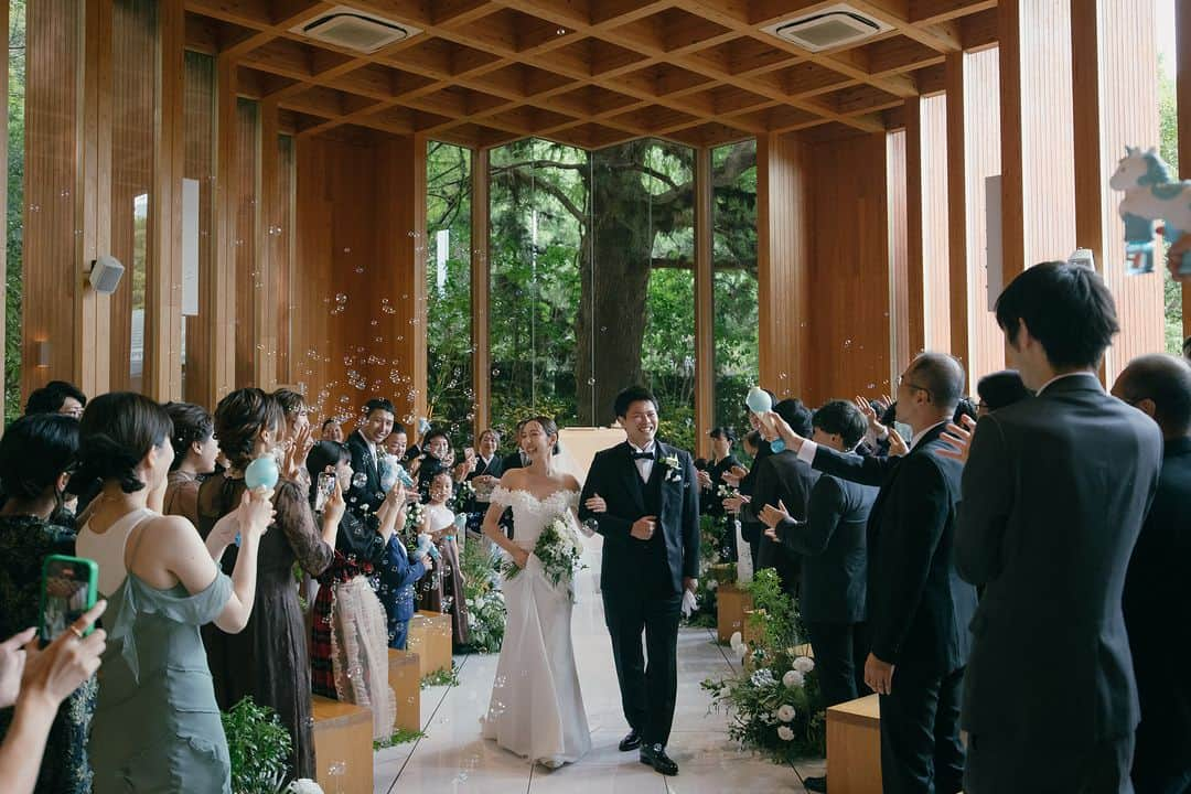 ラヴィ•ファクトリーさんのインスタグラム写真 - (ラヴィ•ファクトリーInstagram)「【写真で叶える結婚式】 . 木の温もり感じるチャペルでは ナチュラルなグリーンがよく映えて素敵*   どこを切り取っても絵になる空間で おふたりとゲストの笑顔溢れる写真を 未来に残しませんか？ . —————— ラヴィファクトリー:@osaka_laviephotography Photographer: @chifuyu_photography AREA:JAPAN,OSAKA —————— @laviefactory をフォローして #laviefactory #ラヴィファクトリー のハッシュタグをつけて お写真を投稿してみてくださいね* . こちらの公式IG（@laviefactory） で取り上げさせていただきます✨ . 思わず笑顔になれるハートのある 「家族写真」はラヴィクルール* >>>@laviecouleur_official . #wedding #weddingphotography #photo #ハートのある写真 #instawedding #結婚写真 #ウェディング #ウェディングフォト #撮影指示書 #ロケーションフォト #前撮り #写真好きな人と繋がりたい #フォトウェディング #卒花 #後撮り #ウェディングニュース #前撮り小物 #前撮りフォト #前撮りアイテム #ウェディング撮影 #撮影構図 #前撮りアイディア #撮影指示書 #花嫁コーディネート #花嫁コーデ #チャペル #ウェルカムスペース #結婚式アイディア」11月3日 17時01分 - laviefactory