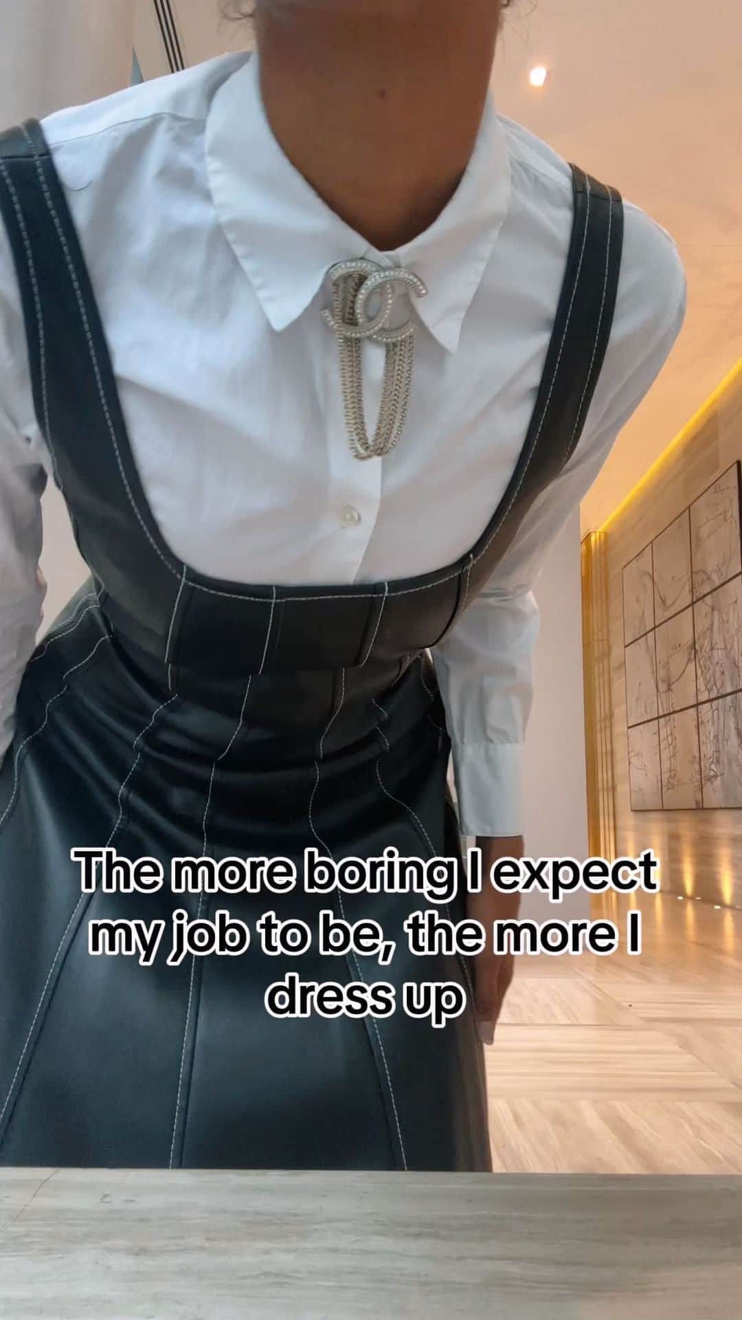 OOTD Magazineのインスタグラム：「Her job must be boring as hell 😮‍💨✨ Shop our video or photo presets via link in bio. ⁣ cc: @sommyyah」