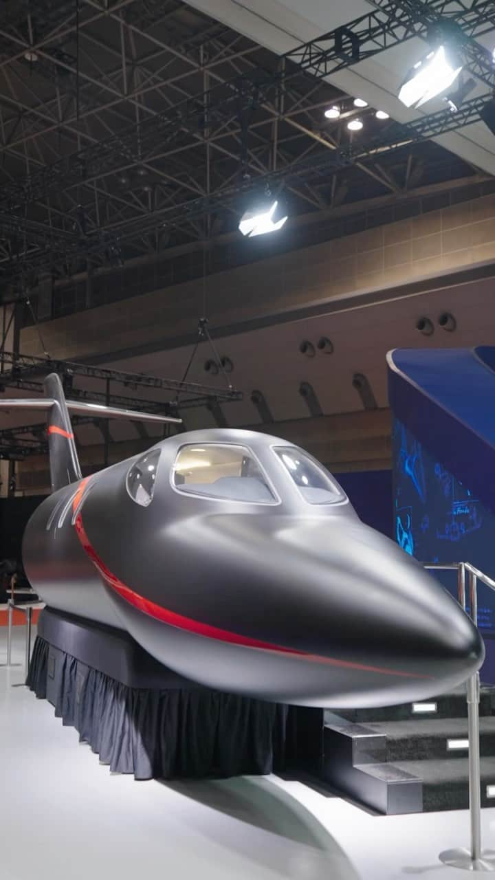 Honda 本田技研工業(株)のインスタグラム：「Take a look inside the HondaJet at #JapanMobilityShow as #HondaJet fulfills Honda's longstanding dreams to advance human mobility skyward✈  The full-sized HondaJet Elite II mock-up is on display in Japan for the first time ever!  #JMS2023 でHondaJet機内に入れます！  #Honda の長年の夢であった空のモビリティを実現した「HondaJet」  今回、HondaJet Elite IIをJMS会場に持ってきました！ 実機の胴体を使っており、機内も再現。  #コックピット の様子やシートの座り心地をぜひご確認ください。  #ThePowerOfDreams #HowWeMoveYou #ホンダ #ホンダジェット #ジャパンモビリティショー」