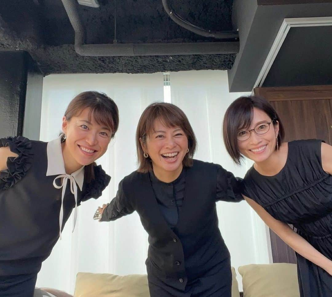 亀井京子（林京子）のインスタグラム：「いつもの愉快な仲間たちと。 @naoko_kubota_ex  @riekitou   貸し切り状態の素敵なテラスで、 喋り倒す昼下がり🫶  ラブ同期😍  #鬼頭里枝　ちゃん #久保田直子　ちゃん」