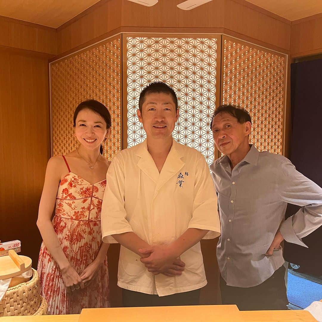 加治屋百合子のインスタグラム：「・ One of my favorite sushi restaurant in Japan from this summer♥️ @sushiasaba   夏の思い出☀️  「鮨　麻葉」 @sushiasaba  大将、塙さんの芸術品のような美しく、愛いっぱいの美味しいお寿司＆トークで東京の大切なパパといつも楽しい時間♥️  #tokyo #japan #japanesefood #sushi #ballerina」