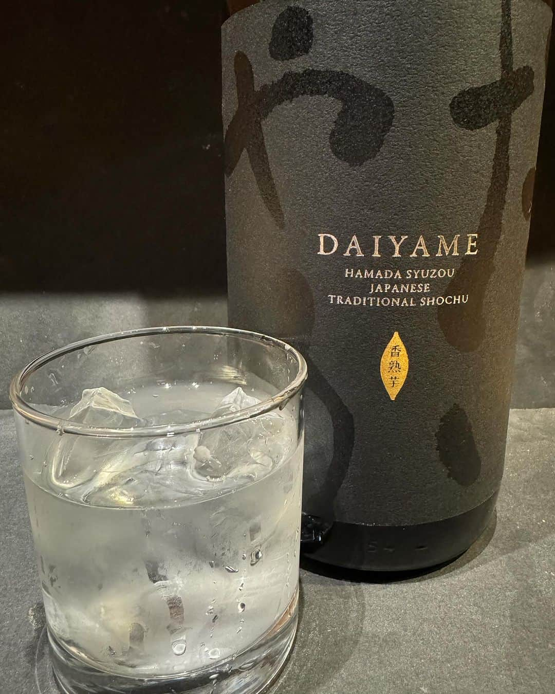 北堀江ほおずきのインスタグラム：「･ ･  新しいお酒 入荷しました 🍶´-  鹿児島県産 DAIYAME(芋) です ！  ライチのような華やかな香り、 甘くまろやかな味とキレの良さを是非ご賞味ください✨  ･ ･ 《店舗詳細》 名物藁焼きとマグロ料理 北堀江ほおずき 06-6536-0577 大阪府大阪市西区北堀江1-14-24 ラポール四ツ橋B1F  ･ #大阪焼酎 #大阪ミナミ焼酎 #四ツ橋焼酎 #心斎橋焼酎 #大阪グルメ #大阪ミナミグルメ #なんばグルメ #心斎橋グルメ #四ツ橋グルメ #堀江グルメ #本町グルメ #南船場グルメ #新町グルメ #大阪ミナミ居酒屋 #なんば居酒屋 #心斎橋居酒屋 #四ツ橋居酒屋 #堀江居酒屋 #大阪ミナミ海鮮 #なんば海鮮 #心斎橋海鮮 #大阪ミナミ和食 #なんば和食 #心斎橋和食 #大阪藁焼き #なんば藁焼き #心斎橋藁焼き #大阪ディナー #なんばディナー #心斎橋ディナー」