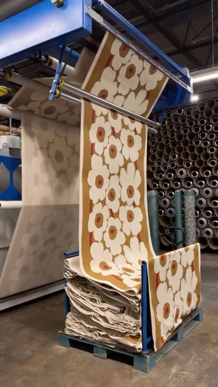 Marimekko Japanのインスタグラム：「ホリデーシーズンに相応しいカラーリングのウニッコ柄はレッドがポイント。 マリメッコのファブリックはヘルシンキのプリント工場で生産されてされています。  #marimekko #marimekkofw23 #マリメッコ #マリメッコ愛 #北欧デザイン #フィンランド #フィンランドデザイン #プリント工場」