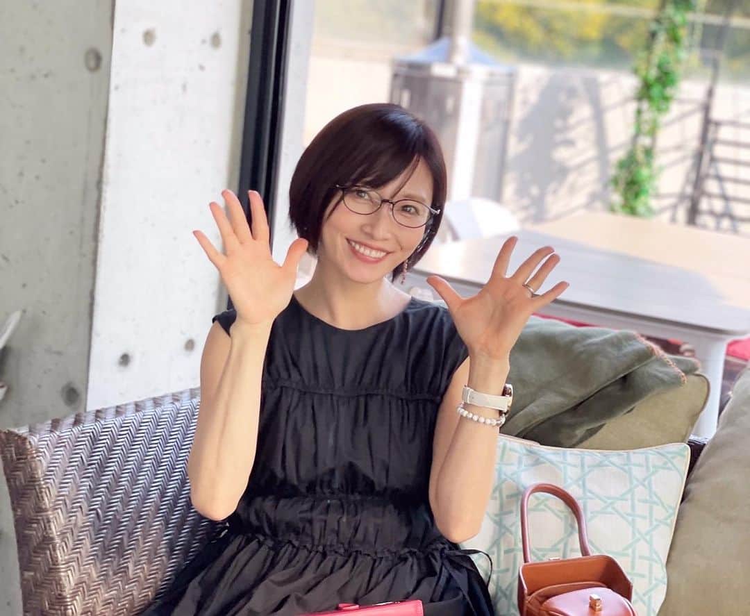 亀井京子（林京子）さんのインスタグラム写真 - (亀井京子（林京子）Instagram)「直子のメガネを借りて🤣  お揃いを買うことに。  気に入った🤣  むかーし　番組のコンセプトでメガネをかけていた以来😂  #メガネ女子 #めがね女子」11月3日 17時13分 - kyokokameiofficial