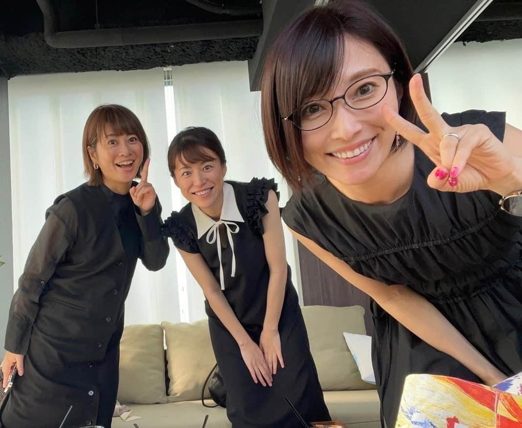 亀井京子（林京子）のインスタグラム：「直子のメガネを借りて🤣  お揃いを買うことに。  気に入った🤣  むかーし　番組のコンセプトでメガネをかけていた以来😂  #メガネ女子 #めがね女子」