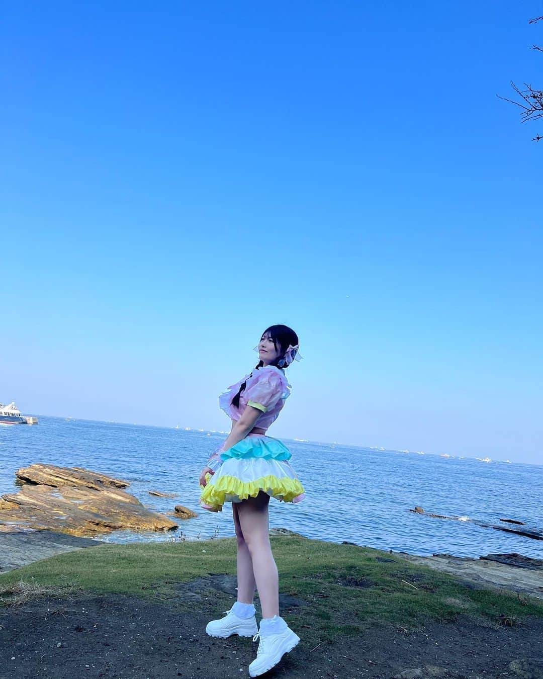 ちとせよしののインスタグラム：「本日は、第21回観音崎フェスタに呼んで頂きました❣️ 地域のみなさまの温かい雰囲気にのほほんとしたよ…(*´ `*)  初の30分×2ステージ、そして初野外ということで超汗だくに、、(；'ω'∩) 色んな初めてを経験してまた1つ成長した気がします✨️ みんな応援しに駆けつけてきてくれてありがとう😭💕  ピンクのスーパーボールはここがくれました🤣ww  #あまいものつめあわせ #アイドル #ちとせよしの #観音崎フェスタ」