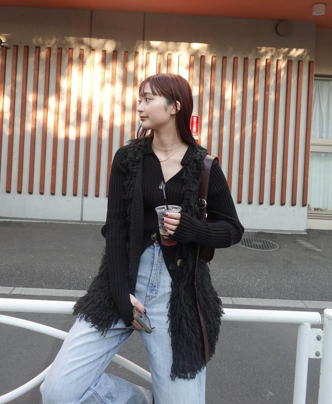 涼佳のインスタグラム：「いよいよ明日、新作発売日です🤍  ■Back Open Half Zip Knit 万能でこれからの時期インナーとしても大活躍する シンプルなハーフジップニット バックオープンのデザインにこだわり1枚でも主役になれるトップスです◎ 生地は少し弾力ある素材を選んだので 体のラインを拾いすぎず、綺麗なシルエットをキープしてくれます💪🏻 ホワイトが予約の段階ではかなーり人気でした🤍  ■Poodle Knit Vest プードル状に編んでもらうことにこだわり、 グレー×ホワイトのミックス地とまっくろの2色展開で ふわっとした縫い目を作れるよう工場とメーカーさんと かなり話し合って作り上げた1着。 プードル編みにこだわると原価がかなり高騰して 実現できないかもしれない、、と思っていたので 実現できてホッとしてます😮‍💨🤍  ■Shaggy Arm Warmer グリーンとピンクの2色展開♡ まだ全然暖かくて着れてないんだけど(笑) もう少し寒くなったらマンネリ化しがちなアウターコーデに 取り入れようと思ってます🩵  #few, #23aw」