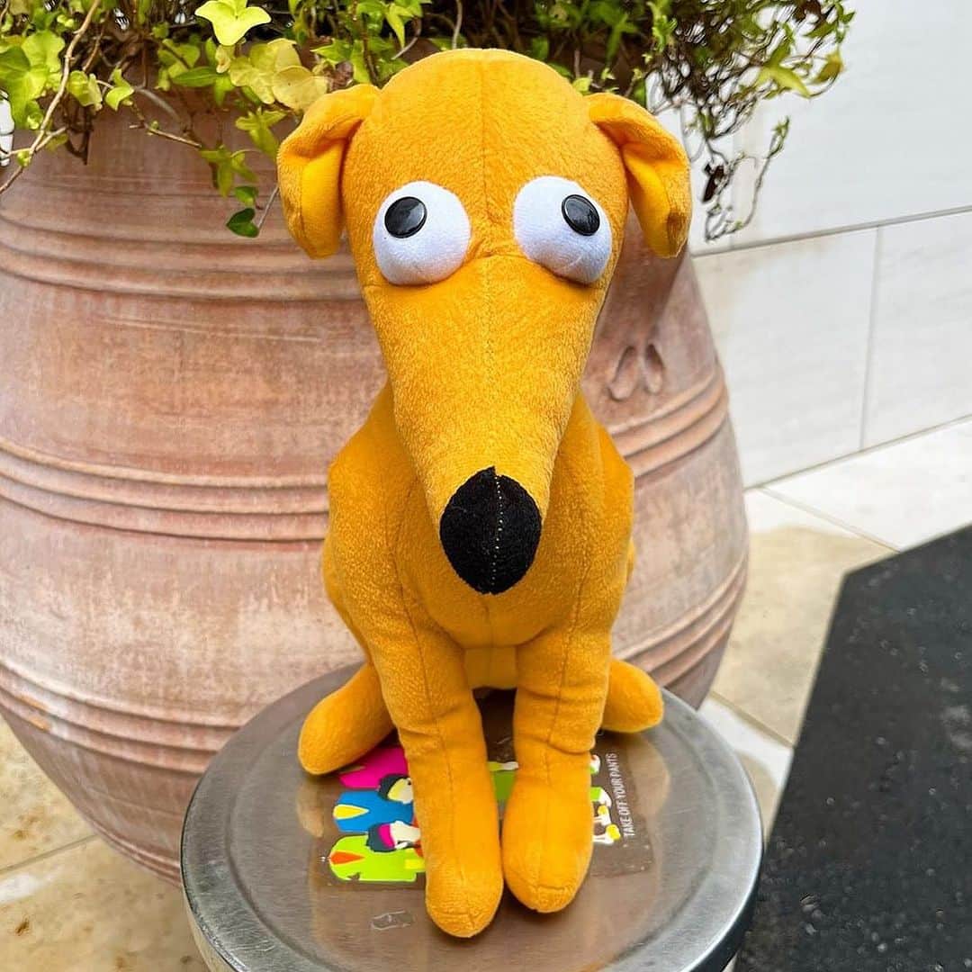 おもちゃやSPIRALのインスタグラム：「Simpsons サンタズリトルヘルパー ぬいぐるみ入荷しました🐶⭐️  なかなか見つからないのでレアです💡」