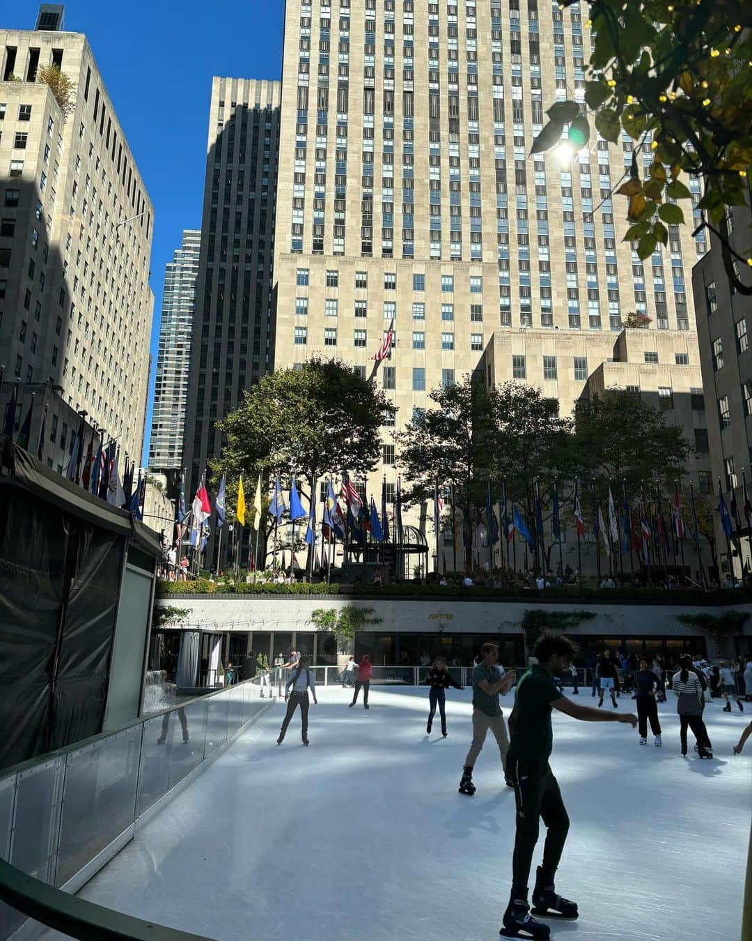 メラニー・サイクスさんのインスタグラム写真 - (メラニー・サイクスInstagram)「Hey peeps, just sharing some more photographs from my incredible trip the city that says yes!  New York 🗽🤸🏽‍♂️❤️ I say yes right back at it. I love it. The positive vibes, the fun and the laughter are infectious. What a buzz. You have to go if you haven't and you have to go again if you have,  wow Inspirational. 🐝 #newyork #actingclass #improv #sightseeing #bumblebee #newyork #manhatten #drama #legalisecannabis #manchesterderby #tourist #centralpark  #fullmoon」11月3日 17時15分 - msmelaniesykes