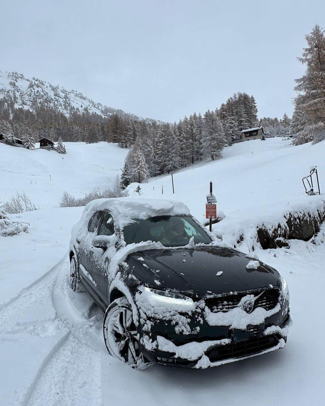 フェデリカ・ペレグリニさんのインスタグラム写真 - (フェデリカ・ペレグリニInstagram)「Modalità off road 🚙💨  Tato sali che ti porto dove vuoi 💪🏻😈  🚘 #cars #car #adv #ride #drive #driver #sportscar #vehicle #vehicles #street #road #freeway #highway #sportscars #exotic #exoticcar #exoticcars #speed #tire #tires #spoiler #muffler #race #racing #wheel #wheels #rim #rims #engine #horsepower」11月3日 17時15分 - kikkafede88