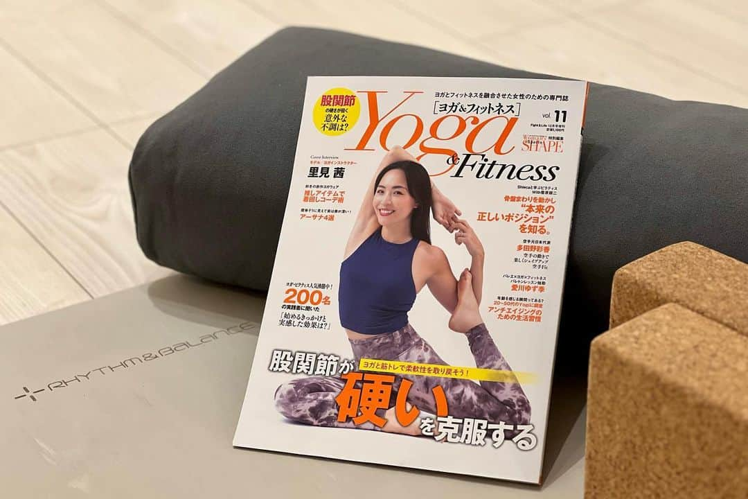 宮城由香さんのインスタグラム写真 - (宮城由香Instagram)「⁡.     Yoga&Fitness vol.11 @yoga_fitness.ig  ⁡ 10月31日に発売されました✨ ⁡ ⁡ ありがたすぎることにvol.1から登場させていただいておりますが、今回も皆さんのアーサナが載っている特集ページの扉写真で、1枚目の写真が使われています♡   ⁡ そして、@noelnohana と一緒にアーサナの練習帳もモデル・監修させていただきました🎵  ライターはマリちゃんがやってるよ🙌🏻    ほんと、この撮影は毎度楽しい😆  こんなに長く担当させていただけて、私はどんどん強そうになっていますが、ちゃんと強い担当できていて良かった良かった💪🏻    ⁡  そしてそして！  今号は @studiogod_yoyogiuehara もご紹介頂けております🙏🏻  ありがた過ぎます😭❤️    オープンしたばかりのスタジオですが、少しでも色んな方にスタジオの雰囲気が届けばいいなぁと思います😌    そして！  @studiogod メンバーもたくさん載っている雑誌！  studio GODの受付にも置かせていただいたので、 どこにいるかな？探してみてね🤗   ⁡ Yoga&Fitnessは全国書店やGOLD'S GYMの店舗・Amazonなどで販売されています☺︎ ⁡ ぜひ手に取って見てくださいね🤗  ⁡ ⁡ ⁡ #yogaandfitness #宮城由香  #yukamiyagi #studioGOD #yogaphoto #photoby旦那 #ヨガ #ヨガインストラクター」11月3日 17時15分 - yuka__miyagi