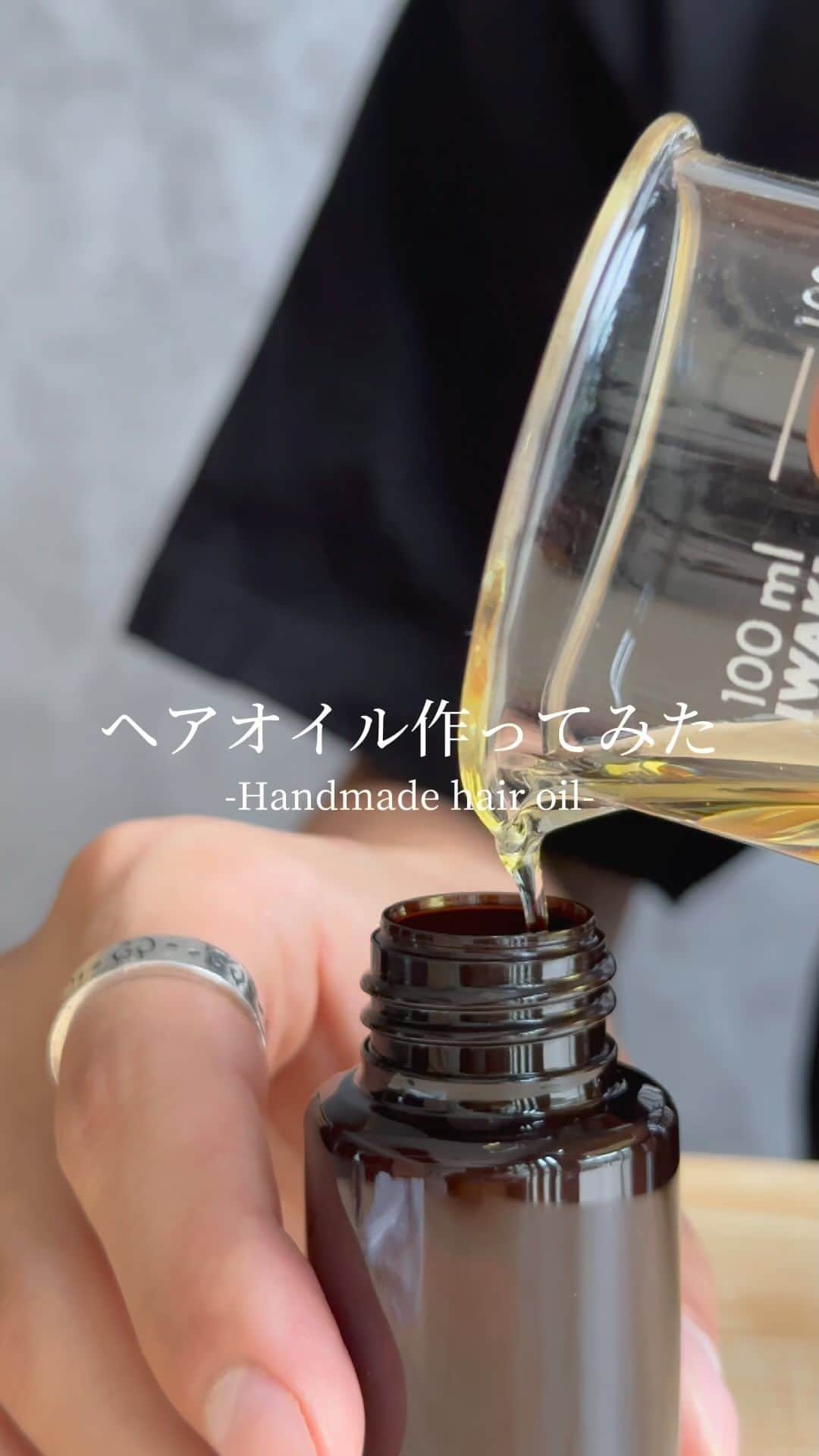 生活の木 Tree of life 【公式Instagram】のインスタグラム：「【ヘアオイル作ってみた】  秋らしい天候がやってきて 乾燥も気になり始めましたね。  今日は 夜のヘアケアとして乾燥対策にも使えて お出かけ前のヘアセットで 艶感束感を出すためにも使える ヘアオイルを作ってみました。  使った精油はゼラニウムとレモンで グリーン調のフローラルが爽やかに香ります🍋  今回のレシピはコチラ↓ ・アルガンオイル　20ml ・カメリア(椿)オイル　20ml ・ゼラニウム精油　2滴 ・レモン精油(フロクマリンフリー)  2滴  みなさんもぜひ作ってみてください☺️💡  #ヘアオイル #ヘアケア #ヘアセット #精油 #アロマ #アロマオイル #生活の木」
