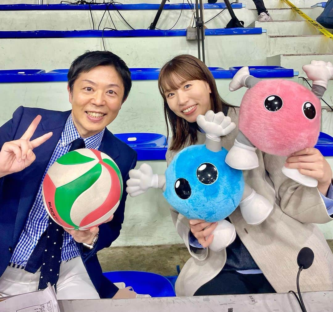 新鍋理沙のインスタグラム：「. 春の高校バレー 和歌山県代表決定戦🏐 開智高校 - 和歌山信愛高校 解説させていただきました🗣️  結果は3-2で和歌山信愛高校が春高出場を決めました✨ 岡安さんとご一緒させていただくとフルセットの確率めちゃくちゃ高い😂幸せだ〜😂🫶ありがとうございました😌  #岡安譲 アナウンサー #春の高校バレー #春高バレー」