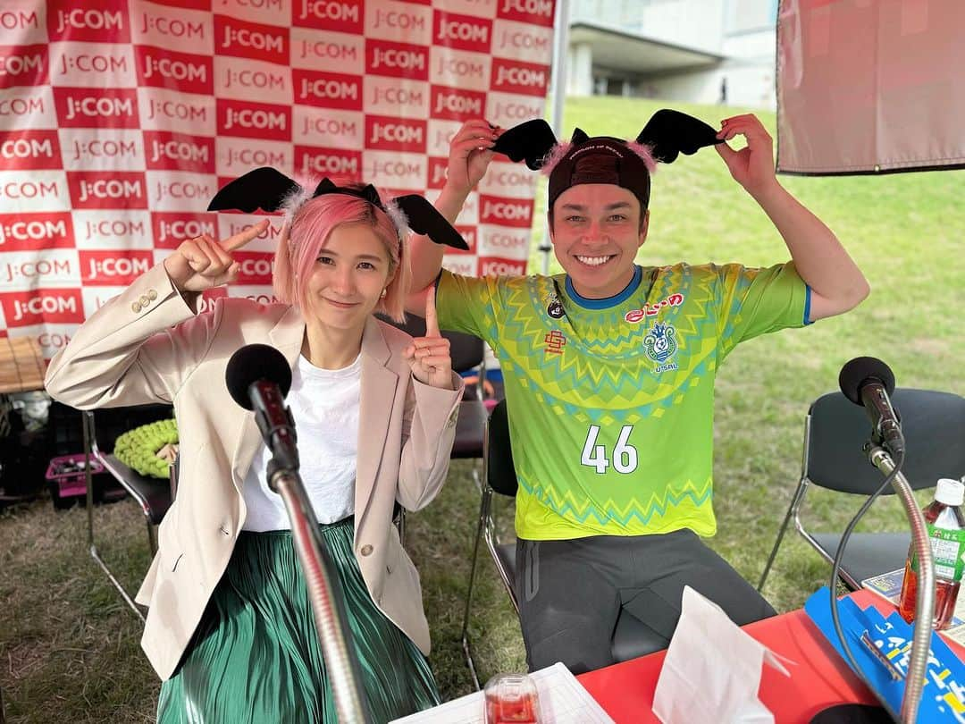 加藤優のインスタグラム：「明日も湘南ベルマーレフットサルクラブのホームゲームです⚽️🍀  11時〜14時まで小田原アリーナ外のJ:COMブースにて 試合前情報などいろいろ放送していきます👍  つい最近同い年だということが判明したマーティンさん😂 (お互い30代だと思っていたようなのでおあいこ。笑)  ゲーム前のエキシビションマッチで マーティンさんもプレーされるとのことです⚽️🔥  明日は小田原アリーナに遊びに来てくださいね〜‼️  @bellmare_futsal  #湘南ベルマーレ #湘南ベルマーレフットサルクラブ #フットサル #小田原アリーナ #jcom #女子野球選手のセカンドキャリア #mc」