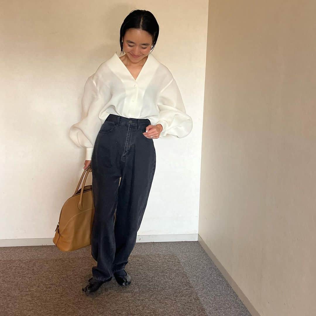のインスタグラム：「today's... #ootd  #akcloset   伊勢丹でインスタライブさせて頂いた時に一目惚れした @chaos_tokyo.jp のブラウス。 ボリューム満点💯 今日はデニムに合わせたけど、きちんとしたシーンにも 素敵だろうなぁ♡」