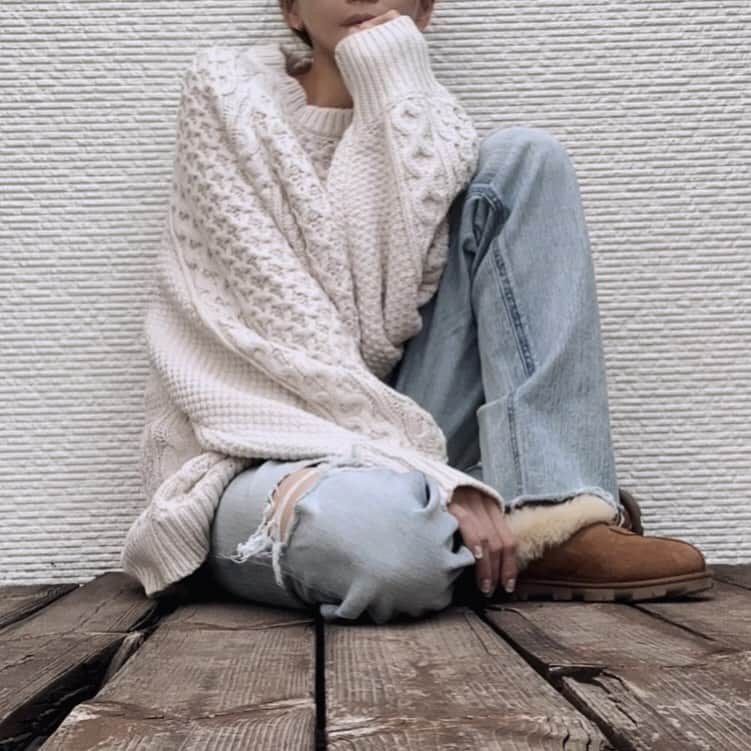 山本明果のインスタグラム：「⠀ ⠀ ⠀  🐑☁️🧺 ⠀ ⠀ tops / #seable denim / #yanuk shoes / #ugg ⠀ ⠀ シルエットかわいすぎなニット 上品なレオパードカーディガン どちらも色違いあり。 明日21時販売開始です。 詳細、明日にはショップに載せます。 @seable2016」