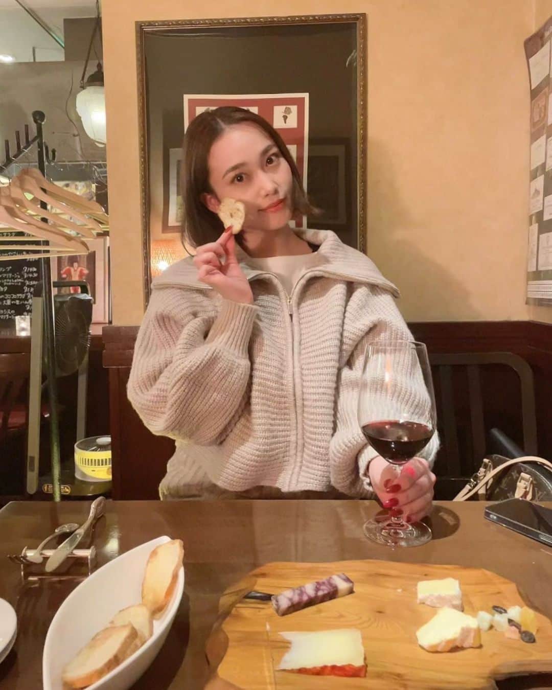 田中 レイナのインスタグラム：「レトロ 🍷🧀」