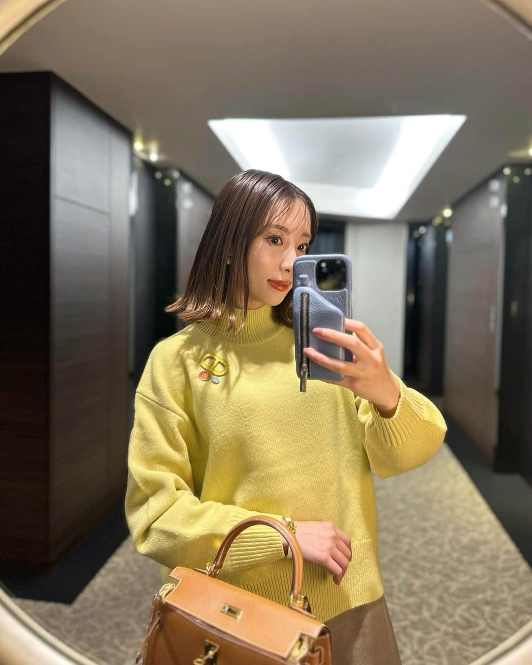 冨張愛さんのインスタグラム写真 - (冨張愛Instagram)「Yellow🐝  knit ... #plst @plst_official  skirt ... #tarajarmon @tarajarmon_jp  #instagood #coordinate #ootd #outfit #fashion #instafashion #meg_ootd #kelly25 #pr #코디네이트 #패션 #카메라 #コーディネート #コーデ #ファッション #今日のコーデ #今日の服 #157cmコーデ #タートルネック #タートルネックニット #イエローニット #プラステ #ミニスカート #エルメスブローチ #中国飯店 #上海蟹 #中国飯店三田店」11月3日 17時30分 - megumitomihari