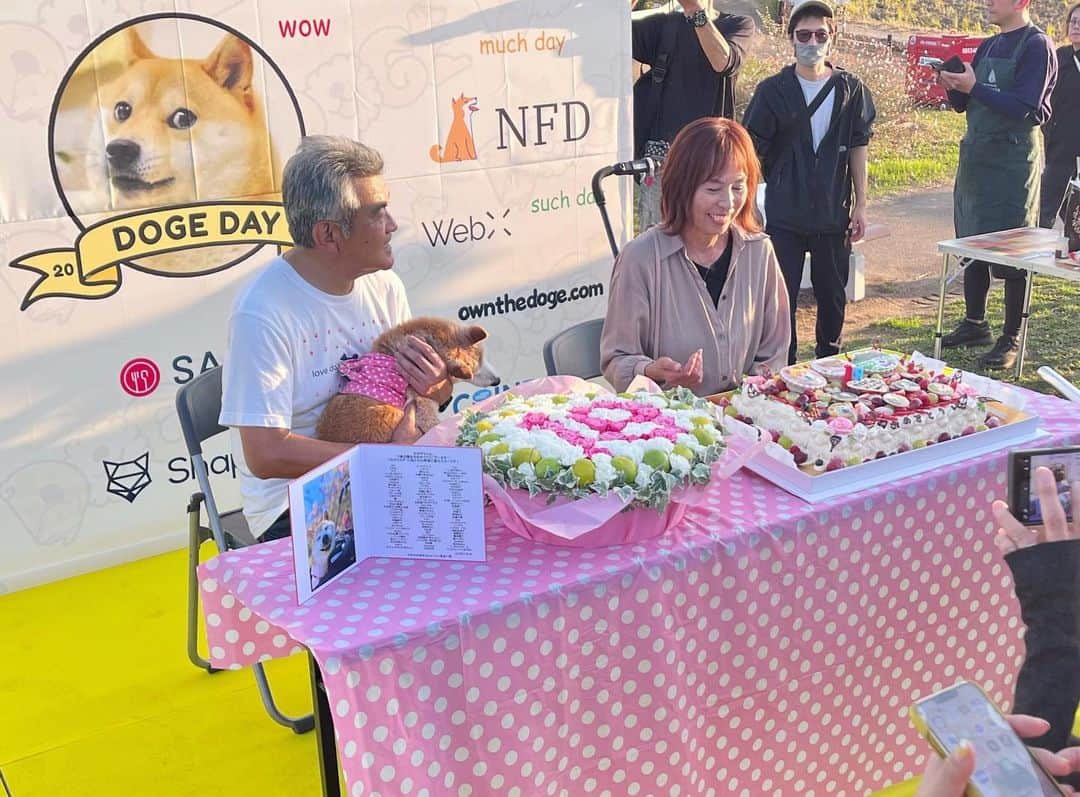 のインスタグラム：「11/2のDOGE DAYイベントは大盛り上がりでした✨  国を越えた沢山の人のたちと一緒に、かぼすちゃんの18歳のお誕生日をお祝いしました🎂 佐倉ふるさと広場に建てられたかぼすちゃんとニャンズのモニュメントもとても可愛かったです🐕🐈🐈‍⬛🐈  しばらく余韻に浸ろうと思います☺️」