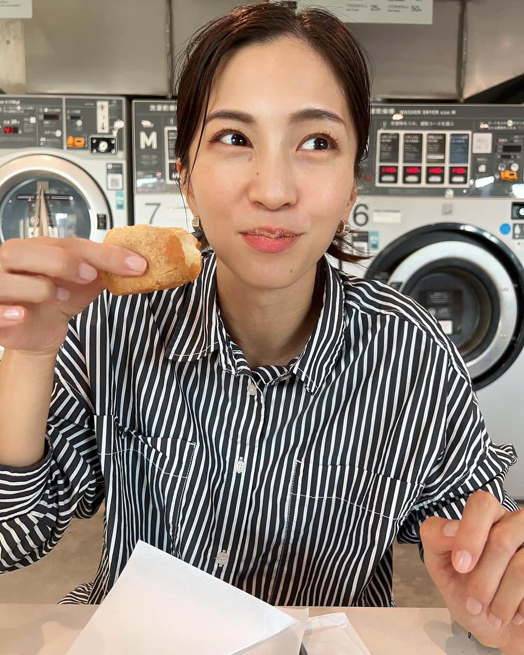 安田美沙子さんのインスタグラム写真 - (安田美沙子Instagram)「ママ、きなこすごい付いてるよ！  ほんまや！  ドーナツが好きすぎる我が家。。。  こんなふわふわ系のドーナツ、手作りできたらなぁ。。  イースト菌で作る感じだよね？  揚げたてとか、たまらないだろうなぁ。。。  でも、中にクリーム入れるのどうやるんだろ。  注射器みたいなので入れるのかな？  時間のあるときに、作ろう。。。  #ドーナツ好きかぞく #きなこだらけ #息子が撮ってくれた #疲れた真顔」11月3日 17時22分 - yasuda_misako