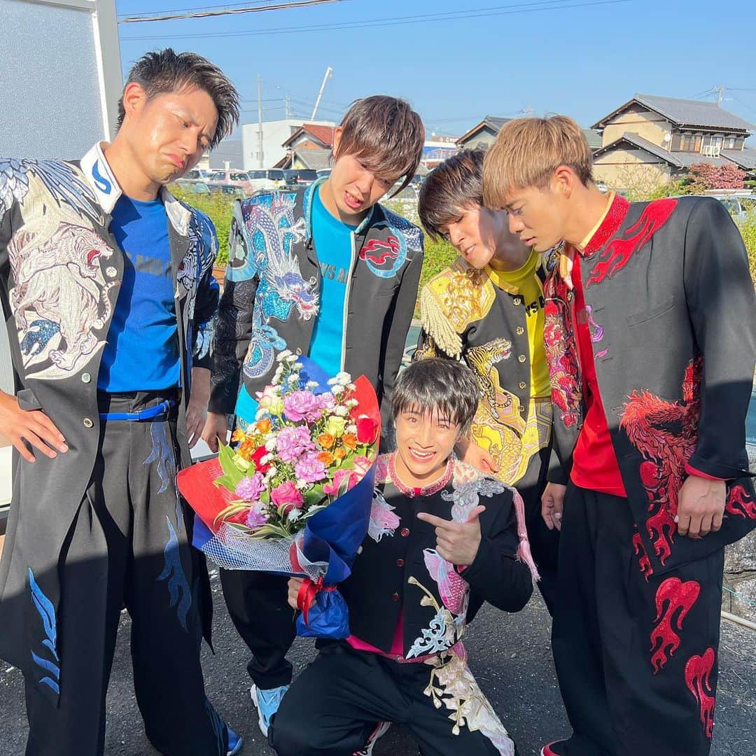 のインスタグラム：「🎊2023年11月3日(金・祝)🎊  今日は… #ボイメン  #本田剛文 の31歳の誕生日🌈  これからも365日情熱的なほんちゃんの応援をよろしくお願いします‼️🔥  明日は #BMTHEATER にてBirthday Liveもございます✨  是非お越しください🎆  #BOYSANDMEN #ボイメン #誕生日 🎂 #HappyBirthday #HappyTakafumiDay」