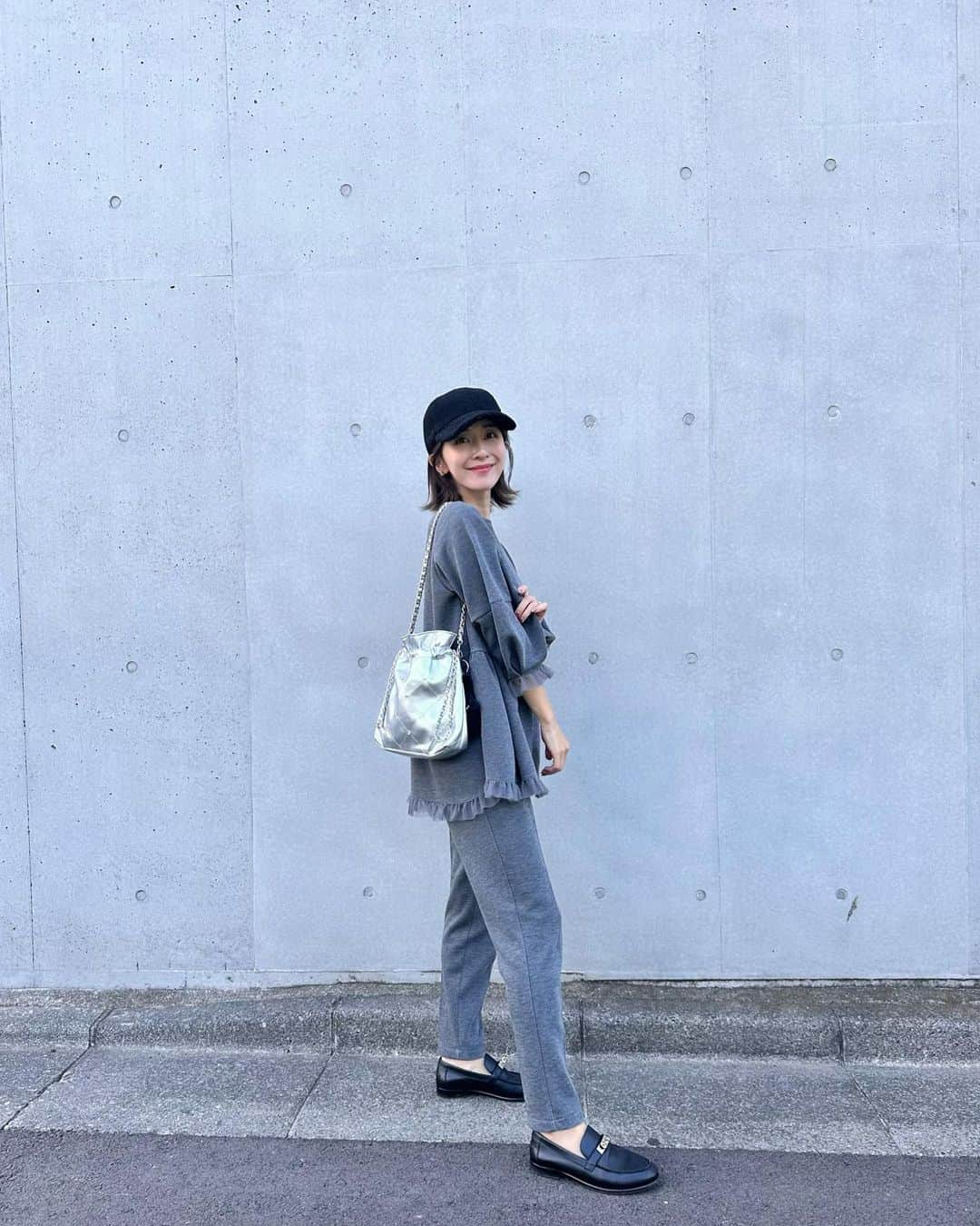 水野佐彩さんのインスタグラム写真 - (水野佐彩Instagram)「・ 先日の 運動会コーデ🐇🖤 (靴はスニーカーでした🫶🏻)  @ensuite_online のセットアップは ママさんに本気のおすすめアイテム。 ダントツブラック人気だけど 実は私的イチオシのカラーはグレーなんです🤣🩶🩶  帽子はいつもの楽天ボアちゃん🧢🖤 形がほんっとーに良くてコスパ最強☺️✨ まわりの友達も真似っこ率高いよ〜😁💕💕  #PR #ensuite #maisonmarble #anche」11月3日 17時24分 - saaya_mizuno